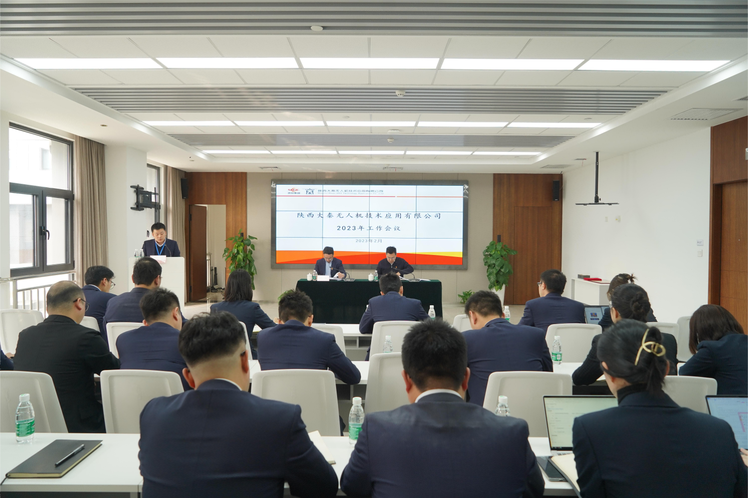 堅定信心  團(tuán)結(jié)一致 以二十大精神引領(lǐng)企業(yè)持續(xù)向好發(fā)展而奮斗 --大秦?zé)o人機(jī)召開2023年度工作會