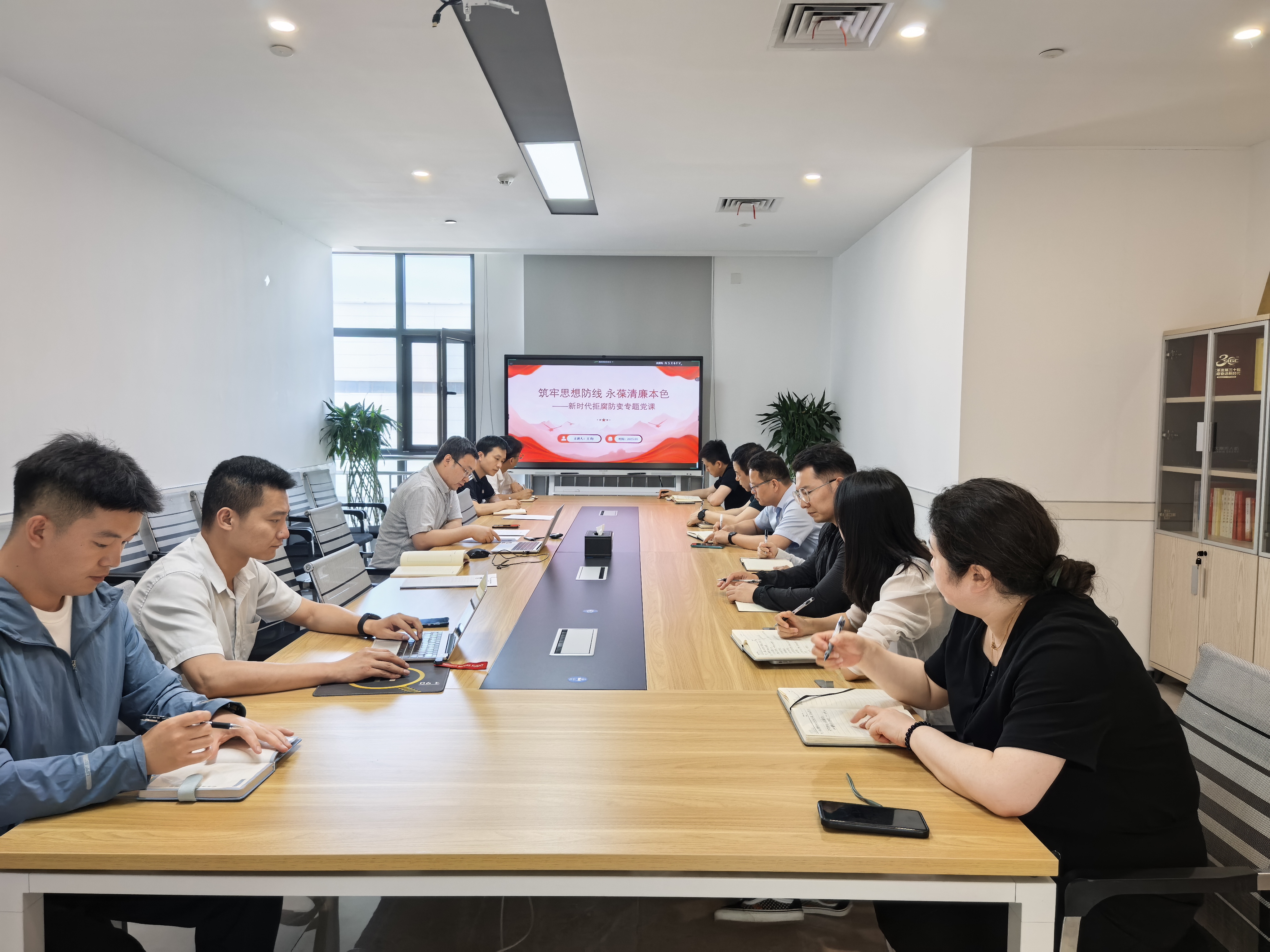 筑牢思想防線，共筑廉潔根基 ——大秦?zé)o人機(jī)黨支部開(kāi)展深入貫徹中央八項(xiàng)規(guī)定精神學(xué)習(xí)教育專(zhuān)題黨課